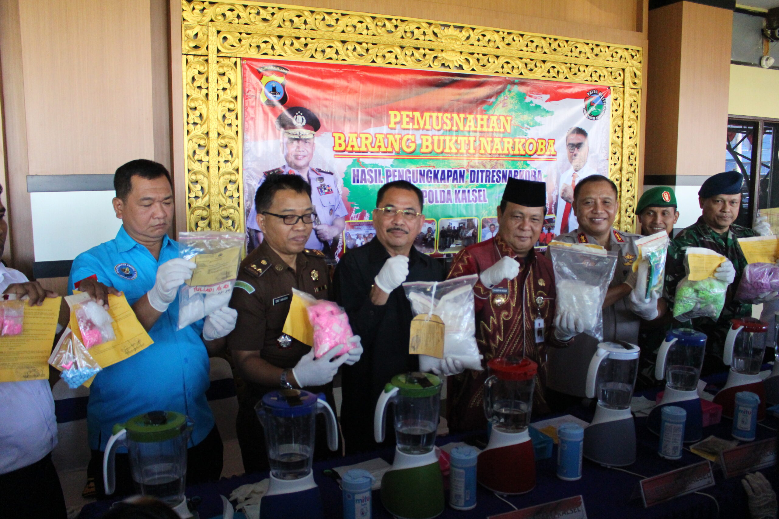 Polda Kalsel Musnahkan 5,5Kg Shabu dan 13 Ribu Lebih Ekstasi serta 39 Gram Ganja. Polda Kalsel Musnahkan 5,5Kg Shabu dan 13 Ribu Lebih Ekstasi serta 39 Gram Ganja.