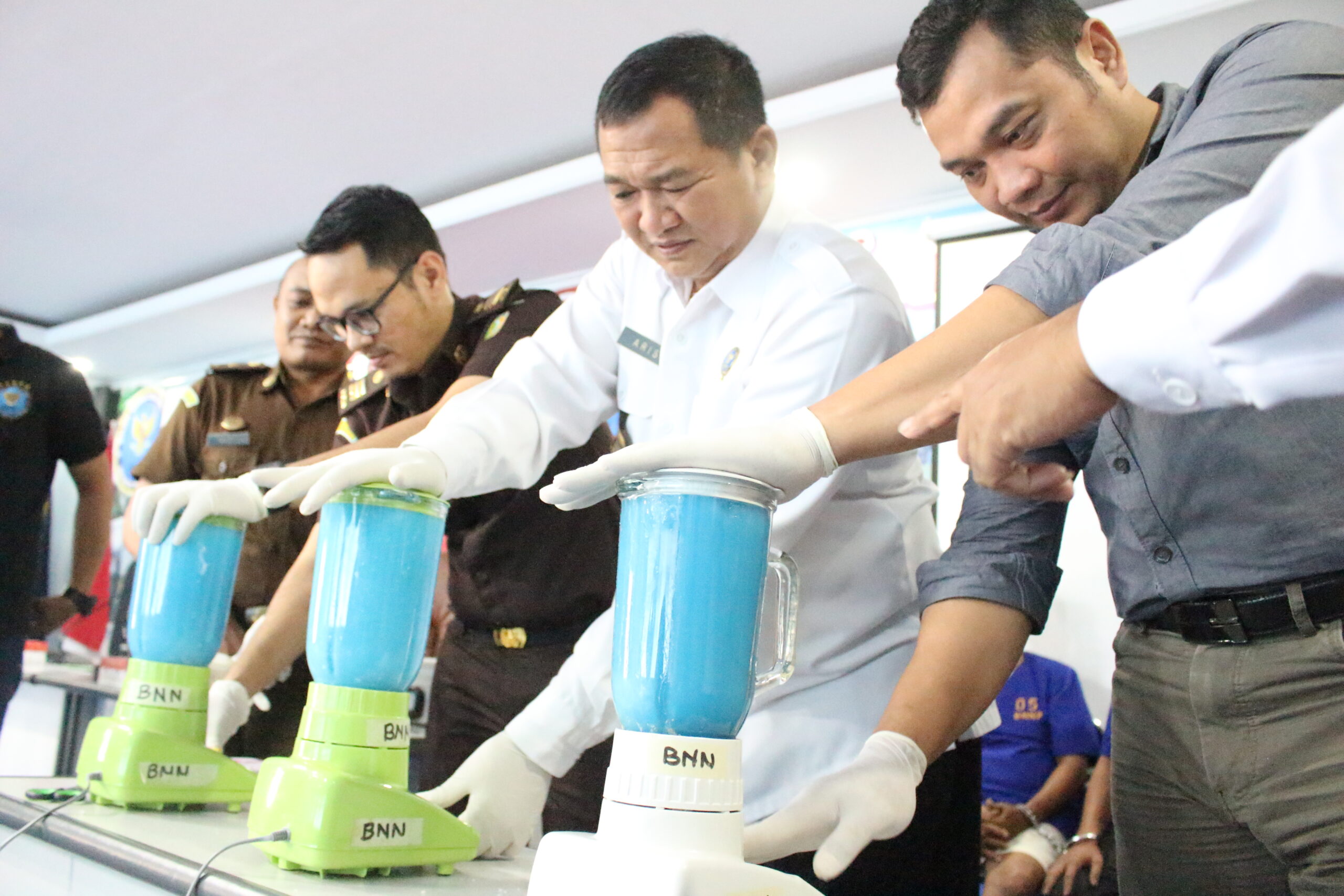 BNNP Kalsel Musnahkan 600 Gram Lebih Shabu dan 532 Butir Ekstasi. BNNP Kalsel Musnahkan 600 Gram Lebih Shabu dan 532 Butir Ekstasi.