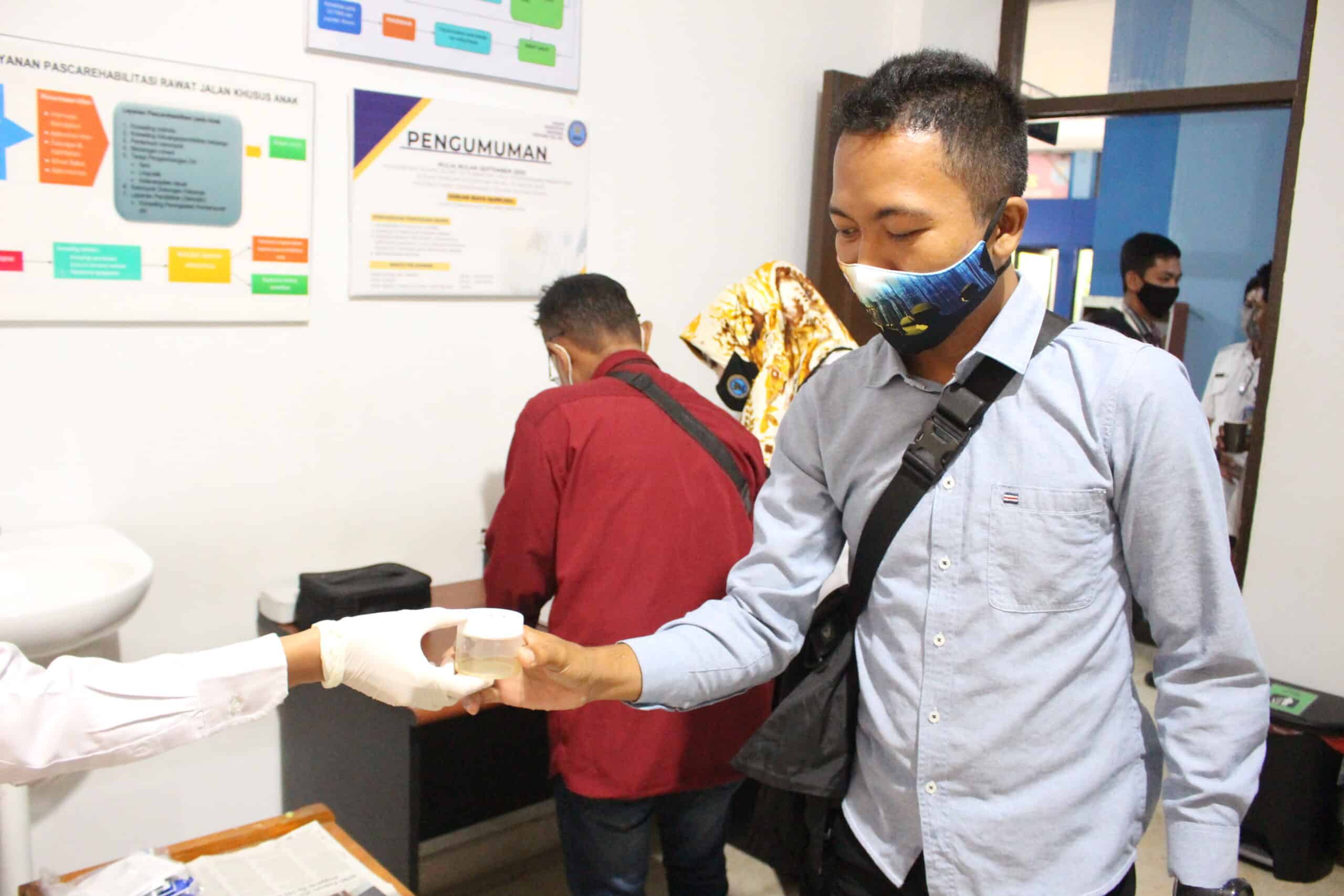 Para Awak Media Mendadak di Tes Urin Saat di BNN Provinsi Kalimantan Selatan Para Awak Media Mendadak di Tes Urin Saat di BNN Provinsi Kalimantan Selatan