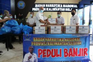 Kepala BNNP Kalsel Bagikan Paket Sembako pada Pegawainya yang Terdampak Banjir