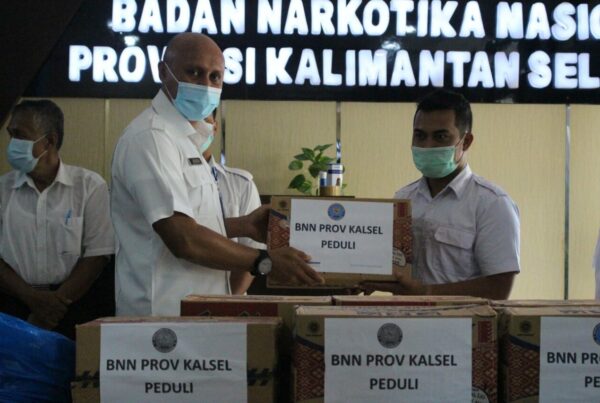 Kepala BNNP Kalsel Bagikan Paket Sembako pada Pegawainya yang Terdampak Banjir
