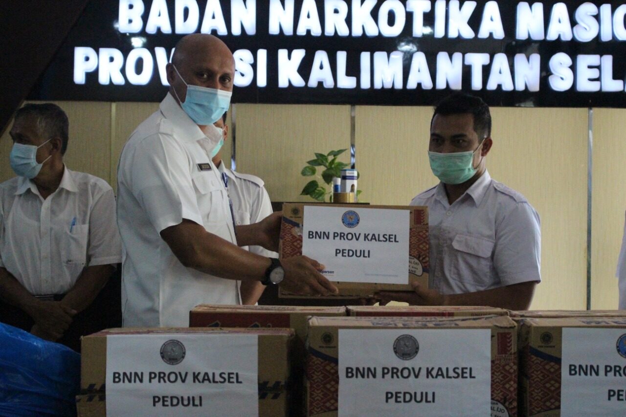 Kepala BNNP Kalsel Bagikan Paket Sembako pada Pegawainya yang Terdampak Banjir Kepala BNNP Kalsel Bagikan Paket Sembako pada Pegawainya yang Terdampak Banjir