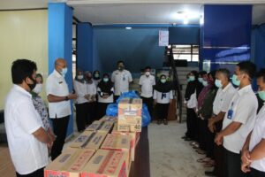 Kepala BNNP Kalsel Bagikan Paket Sembako pada Pegawainya yang Terdampak Banjir