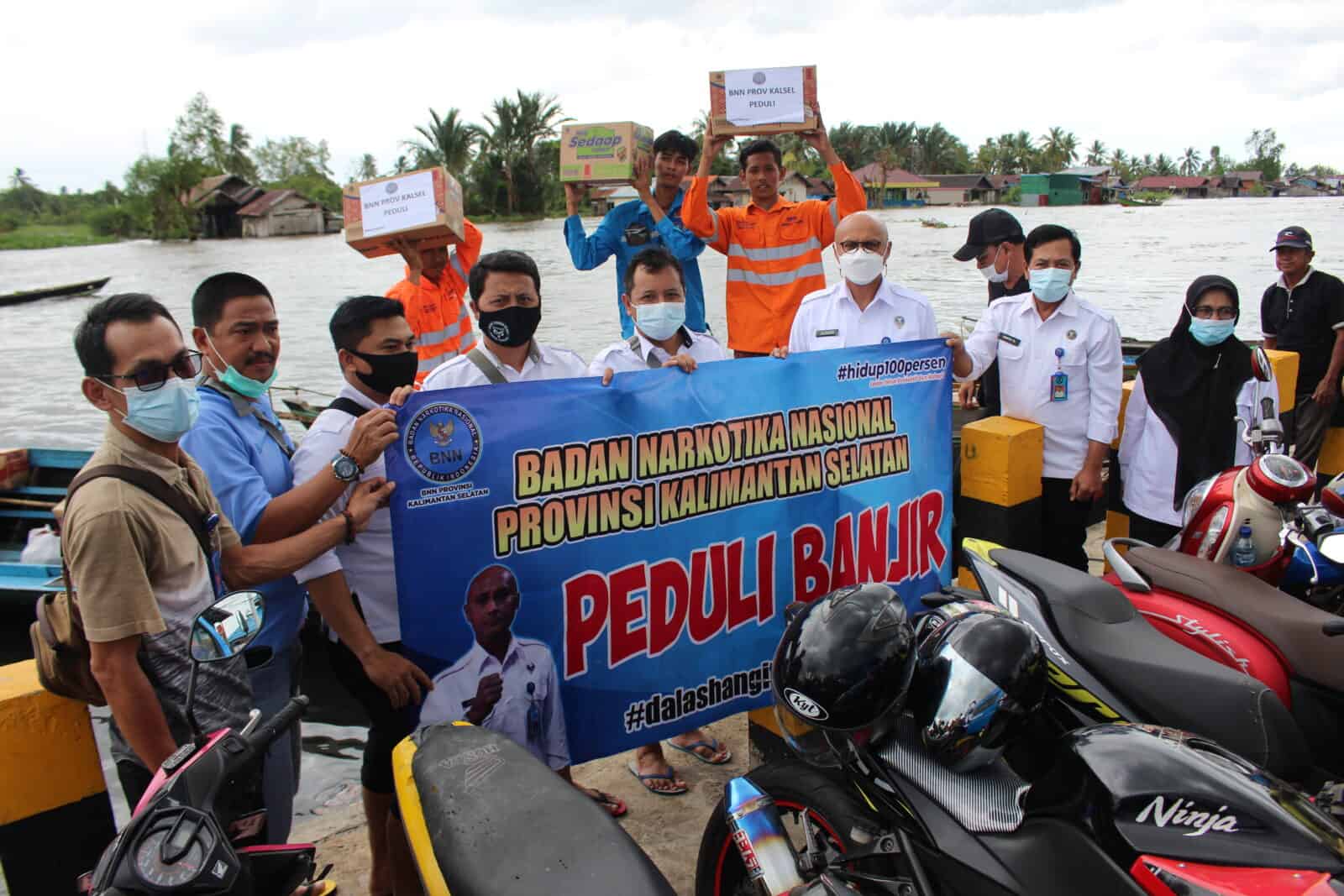 Peduli Banjir, BNNP Kalsel Ringankan Korban Banjir di Desa Lok Baintan, Kabupaten Banjar. Peduli Banjir, BNNP Kalsel Ringankan Korban Banjir di Desa Lok Baintan, Kabupaten Banjar.