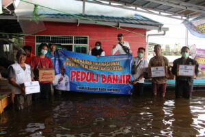 Peduli Banjir, BNNP Kalsel Ringankan Korban Banjir di Desa Lok Baintan, Kabupaten Banjar.