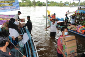 Peduli Banjir, BNNP Kalsel Ringankan Korban Banjir di Desa Lok Baintan, Kabupaten Banjar.