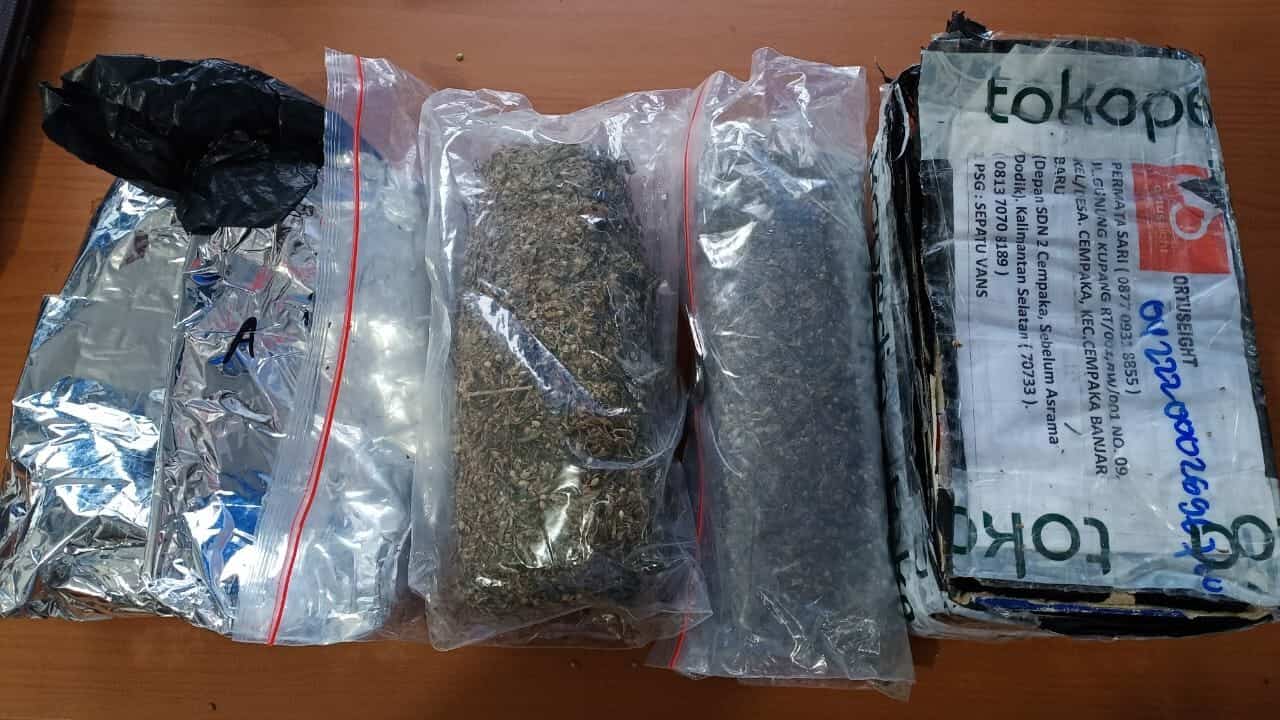 BNNP Kalsel Amankan Setengah Kilogram Ganja Kering dari Seorang Pemuda di Banjarbaru BNNP Kalsel Amankan Setengah Kilogram Ganja Kering dari Seorang Pemuda di Banjarbaru