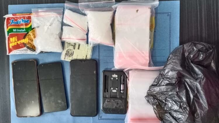 BNNP Kalsel Amankan 4 Paket Shabu Berat Bersih 200 Gram yang dikendalikan Seorang Napi Lapas Karang Intan BNNP Kalsel Amankan 4 Paket Shabu Berat Bersih 200 Gram yang dikendalikan Seorang Napi Lapas Karang Intan