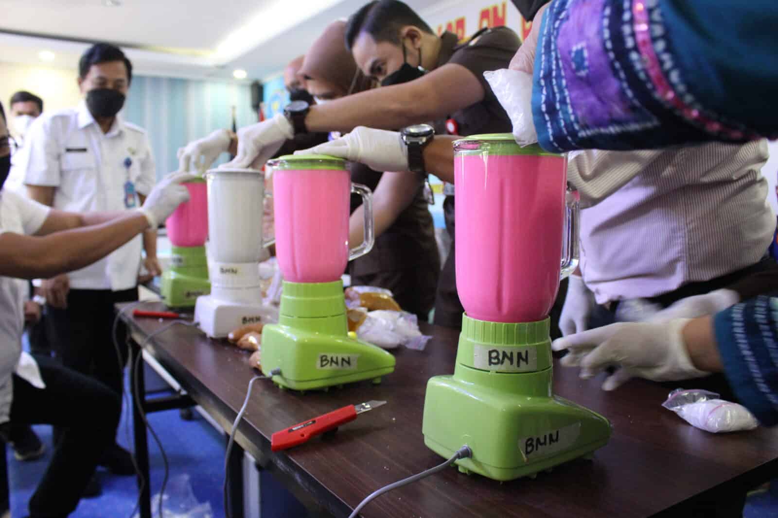 BNNP Kalsel Musnahkan 8 Kilogram Lebih Shabu dan 357 Butir Ekstasi. BNNP Kalsel Musnahkan 8 Kilogram Shabuadan Narkotika Nasional Provinsi (BNNP) Kalimantan Selatan (Kalsel) melaksanakan pemusnahan barang bukti tindak pidana narkotika jenis sabu dan ekstasi, Kamis (25/2/2021).