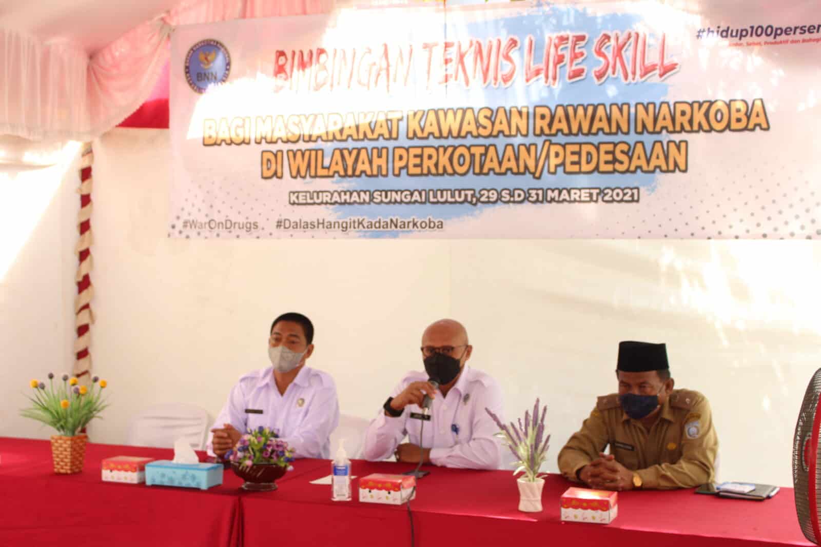 Kepala BNNP Kalsel Buka Bimtek Life Skill bagi Masyarakat Kawasan Narkoba di Wilayah Perkotaan/Pedesaan di Kelurahan Sungai Lulut, Kabupaten Banjar. Kepala BNNP Kalsel Bimtek Life Skill bagi Masyarakat Kawasan Narkoba di Wilayah Perkotaan/Pedesaan di Kelurahan Sungai Lulut, Kabupaten Banjar.
