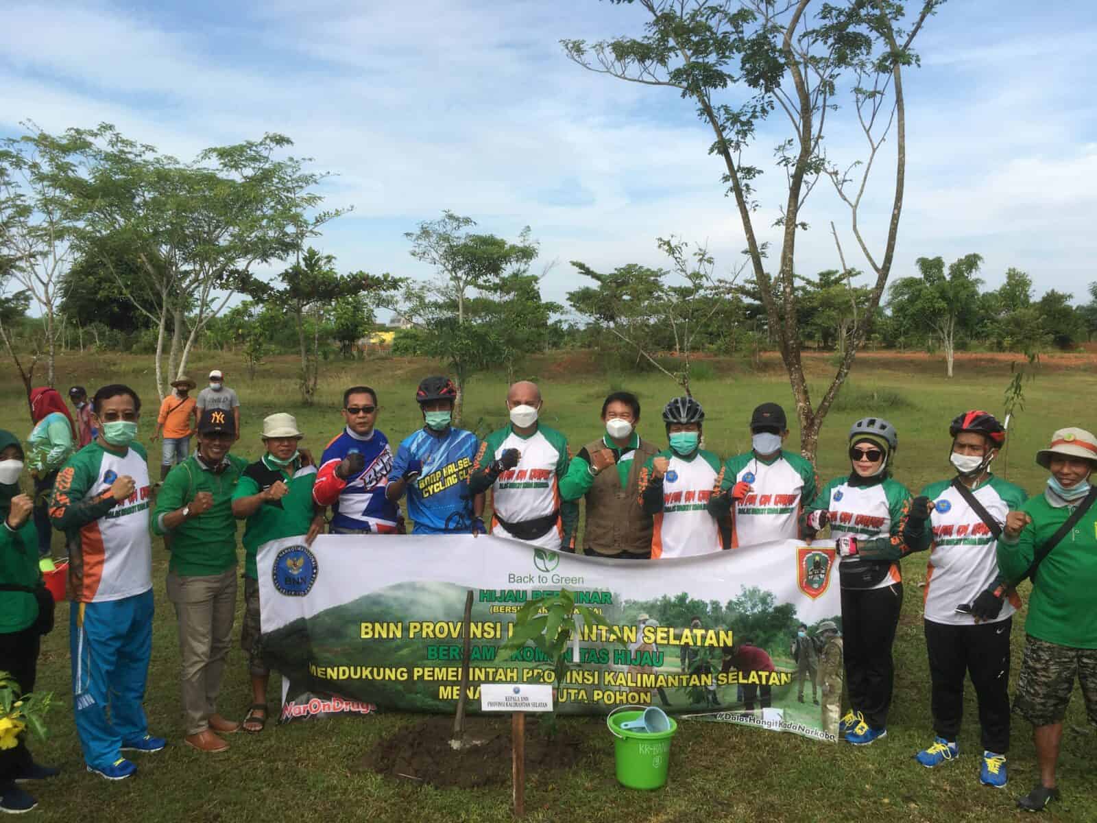 BNNP Kalsel bersama Komunitas Hijau Mendukung Pemprov Kalsel Menanam Sejuta Pohon BNNP Kalsel bersama Komunitas Hijau Mendukung Pemprov Kalsel Menanam Sejuta Pohon
