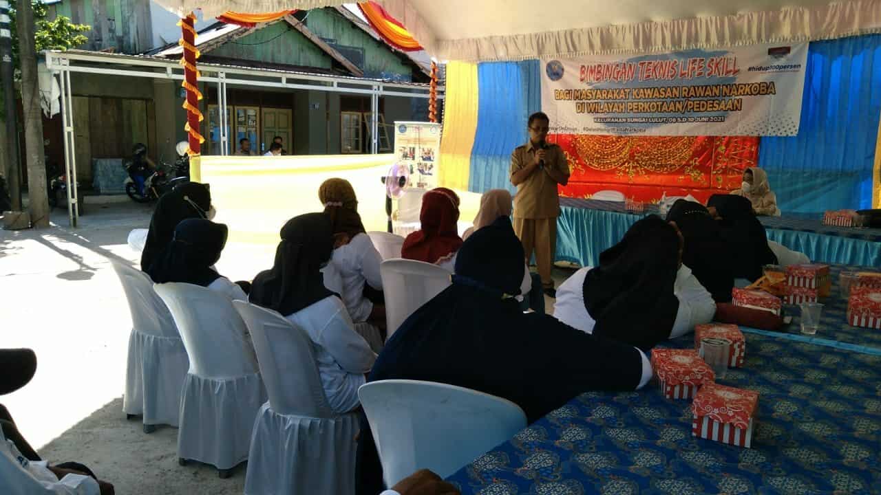 BNNP Kalsel Latih Warga Sungai Lulut Membuat Sasirangan BNNP Kalsel Latih Warga Sungai Lulut Membuat Sasirangan
