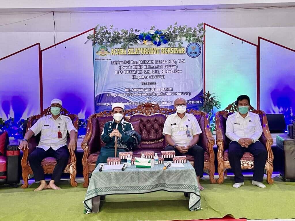 Rencanakan Pesantren dan Majelis Ta'lim Bersinar, Kepala BNNP Kalsel Bersilaturahmi ke Guru Akhmad di Tabalong Rencanakan Pesantren dan Majelis Ta’lim Bersinar, Kepala BNNP Kalsel Bersilaturahmi ke Guru Akhmad di Tabalong