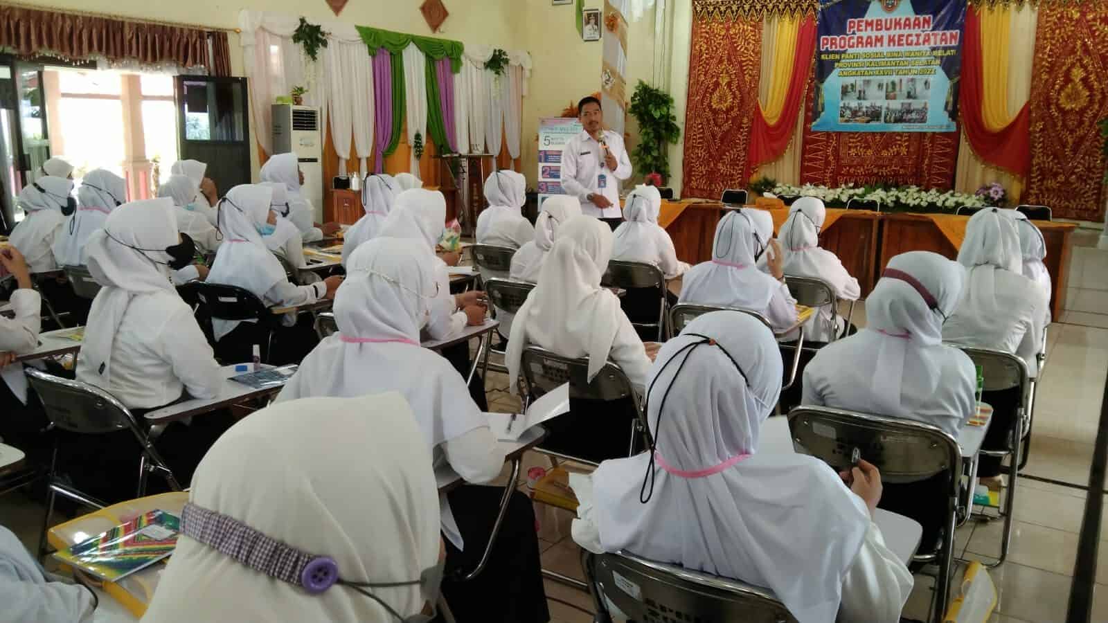 BNNP Kalsel Berikan Pengetahuan Bahaya Narkoba dan Zat Adiktif pada Kegiatan Orientasi dan Outbound Panti Sosial Wanita Melati Angkatan XXVII Tahun 2022 BNNP Kalsel Berikan Pengetahuan Bahaya Narkoba dan Zat Adiktif pada Kegiatan Orientasi dna Outbound Panti Sosial Wanita Melati Angkatan XXVII Tahun 2022