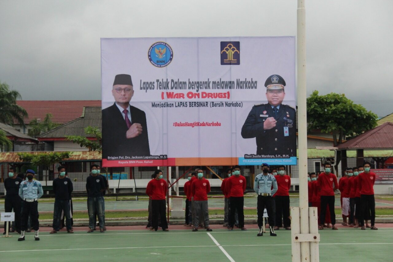 Kepala BNNP Kalsel Pimpin Apel Gabungan di Lapas Teluk Dalam Kepala BNNP Kalsel Pimpin Apel Gabungan di Lapas Teluk Dalam