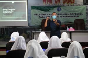 Koordinator Bidang P2M BNNP Kalsel Membuka Secara Resmi Kegiatan Pelatihan Pengembangan Softskill pada SMA Negeri 10 Banjarmasin