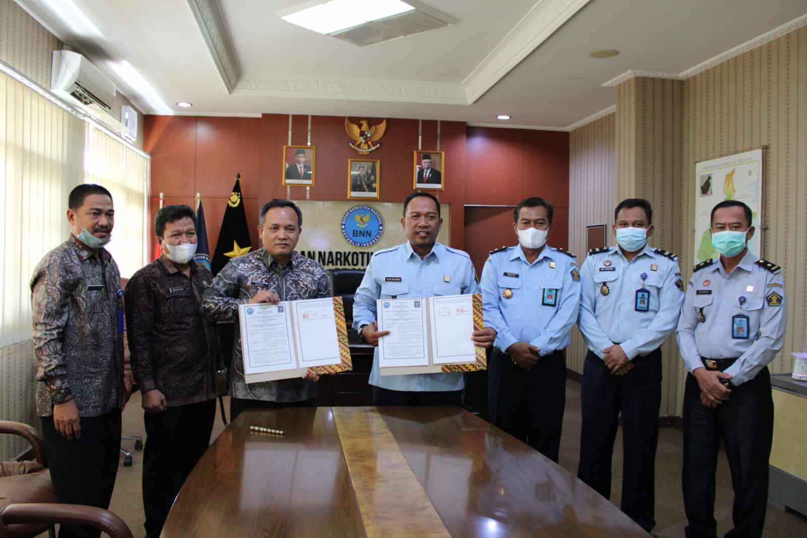 BNNP Kalsel Tandatangani Perjanjian Kerjasama dengan Kanwil Kemenkumham Provinsi Kalimantan Selatan. BNNP Kalsel Tandatangani Perjanjian Kerjasama dengan Kanwil Kemenkumham Provinsi Kalimantan Selatan.