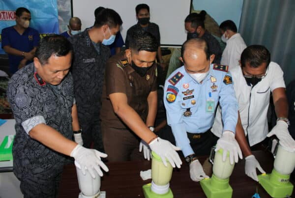 Kepala BNNP Kalsel Musnahkan 1,8 Kg Shabu dan 397 Ekstasi. Kepala BNNP Kalsel Musnahkan 1,8 Kg Shabu dan 397 Ekstasi.