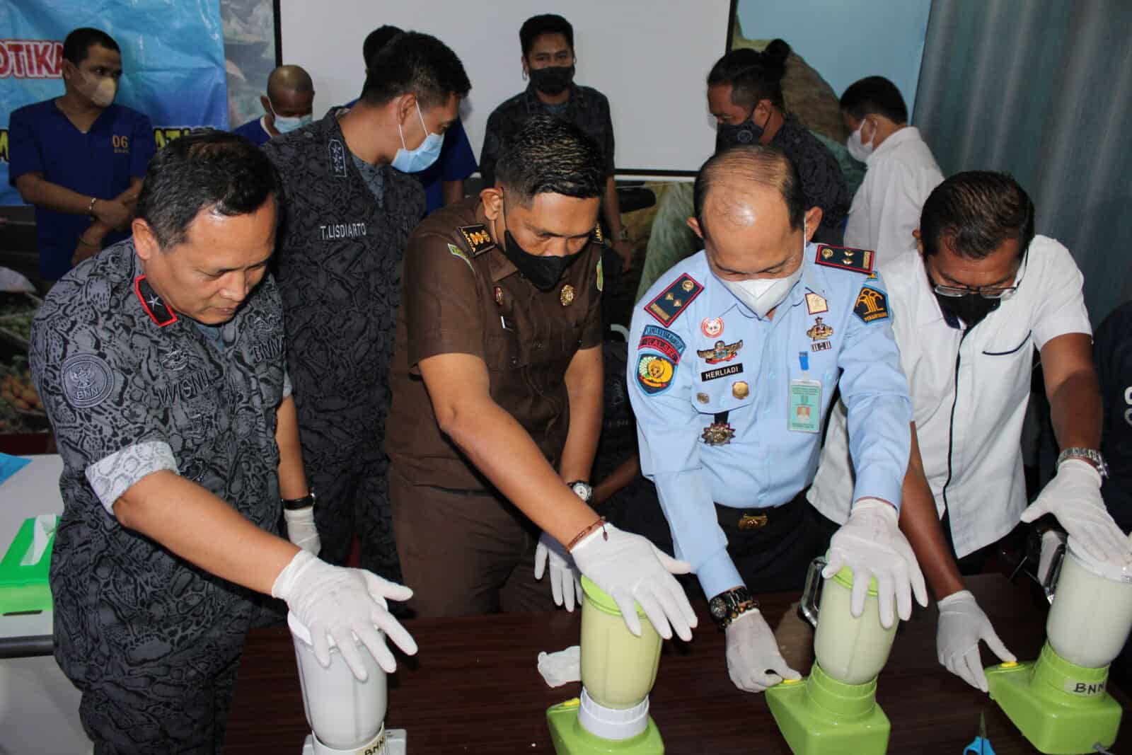 Kepala BNNP Kalsel Musnahkan 1,8 Kg Shabu dan 397 Ekstasi. Kepala BNNP Kalsel Musnahkan 1,8 Kg Shabu dan 397 Ekstasi.