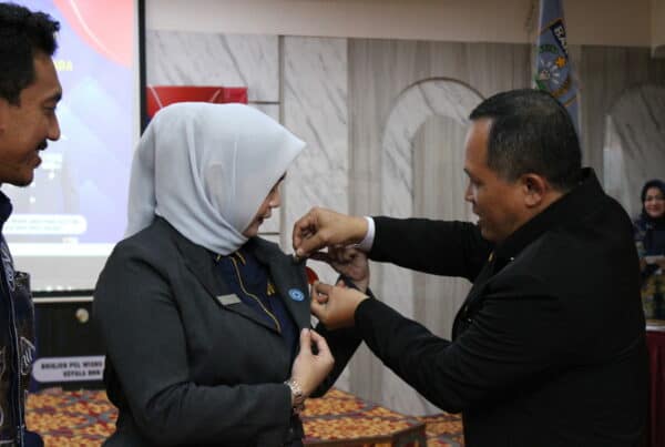 Kepala BNNP Kalsel Sematkan Pin Penggiat Anti Narkoba Kepada Ketua TP PKK Kabupaten Banjar Kepala BNNP Kalsel Sematkan Pin Penggiat Anti Narkoba Kepada Ketua TP PKK Kabupaten Banjar