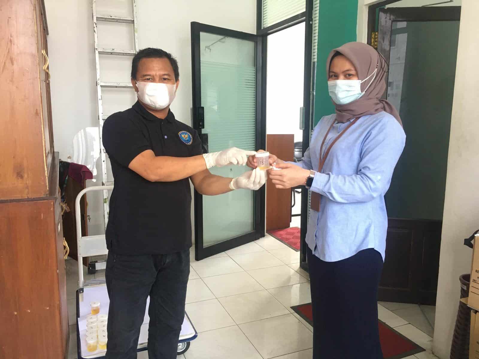 Pelaksanaan Tes Urine di Lingkungan KPKNL Banjarmasin Pelaksanaan Tes Urine di Lingkungan KPKNL Banjarmasin