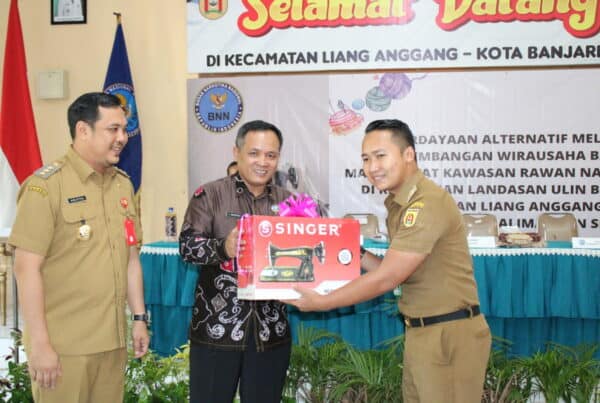 epala BNNP Kalsel Bacakan Sambutan Deputi Dayamas BNN RI Sekaligus Membuka Secara Resmi Kegiatan Pemberdayaan Alternatif Melalui Pengembangan Wirausaha bagi Masyarakat Kawasan Narkoba di Kelurahan Landasan Ulin Barat, Kecamatan Liang Anggang, Kota Banjarbaru, Kalimantan Selatan.