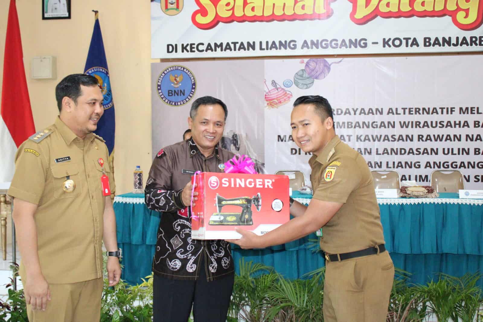 Kepala BNNP Kalsel Bacakan Sambutan Deputi Dayamas BNN RI Sekaligus Membuka Secara Resmi Kegiatan Pemberdayaan Alternatif Melalui Pengembangan Wirausaha bagi Masyarakat Kawasan Narkoba di Kelurahan Landasan Ulin Barat, Kecamatan Liang Anggang, Kota Banjarbaru, Kalimantan Selatan. epala BNNP Kalsel Bacakan Sambutan Deputi Dayamas BNN RI Sekaligus Membuka Secara Resmi Kegiatan Pemberdayaan Alternatif Melalui Pengembangan Wirausaha bagi Masyarakat Kawasan Narkoba di Kelurahan Landasan Ulin Barat, Kecamatan Liang Anggang, Kota Banjarbaru, Kalimantan Selatan.