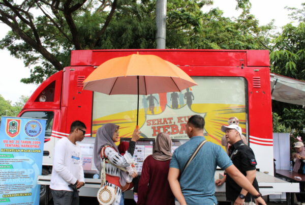 BNNP Kalsel Sosialisasikan Bahaya Narkoba pada Pengunjung Siring Menara Pandang Banjarmasin. Sosialisasi Bahaya Narkoba pada Pengunjung Siring Menara Pandang Banjarmasin.