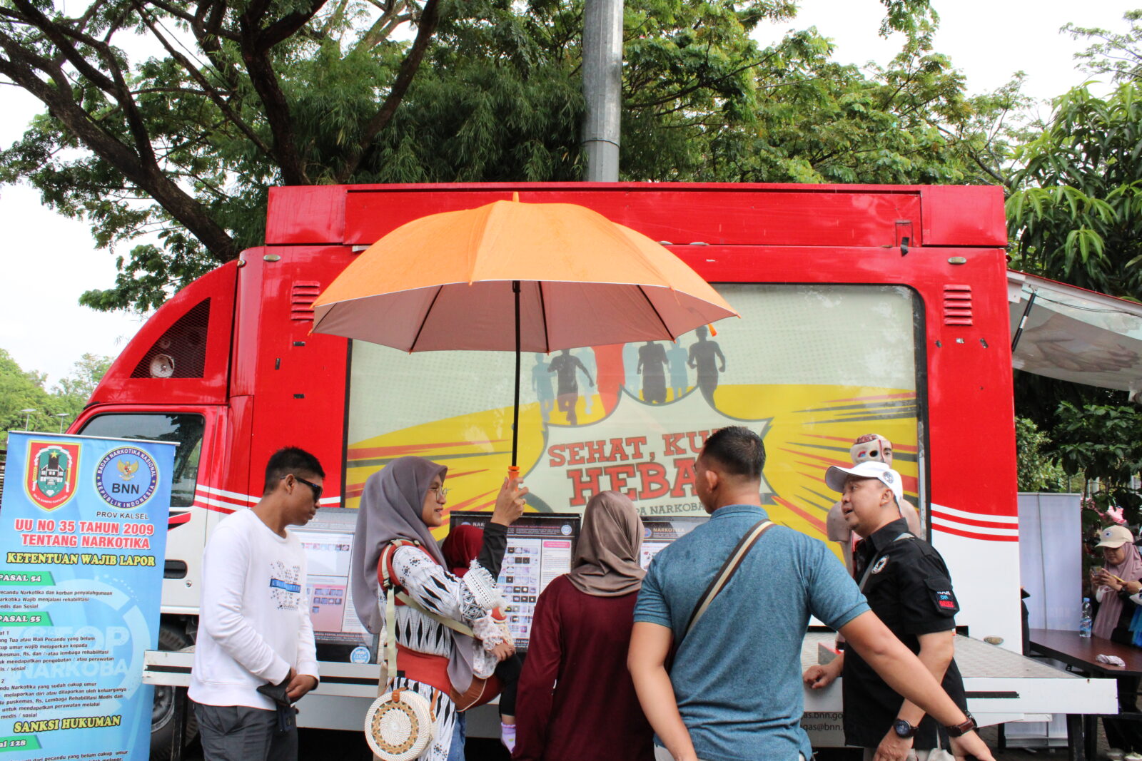BNNP Kalsel Sosialisasikan Bahaya Narkoba pada Pengunjung Siring Menara Pandang Banjarmasin. Sosialisasi Bahaya Narkoba pada Pengunjung Siring Menara Pandang Banjarmasin.