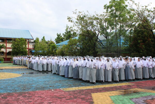 Gema Anti Narkotika Menyanyikan Lagu Mars BNN “Anti Narkoba” di SMKN 5 Banjarmasin.