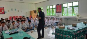 Penyuluh Narkoba BNNP Kalsel Sosialisasikan Bahaya Narkoba di SMAN 1 Karang Intan.