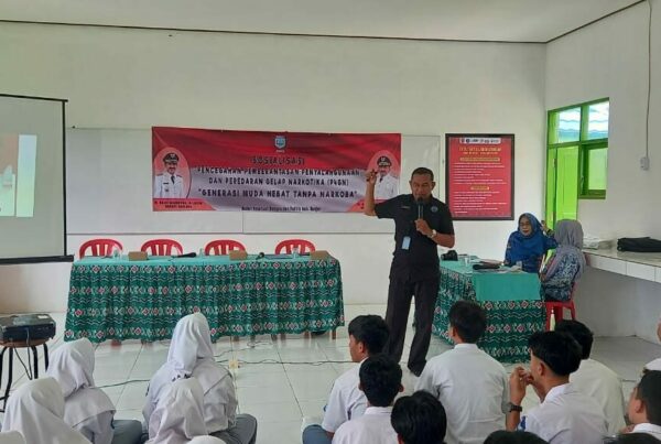 Penyuluh Narkoba BNNP Kalsel Sosialisasikan Bahaya Narkoba di SMAN 1 Karang Intan.