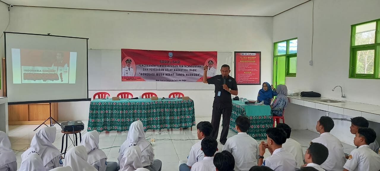 Penyuluh Narkoba BNNP Kalsel Sosialisasikan Bahaya Narkoba di SMAN 1 Karang Intan. Penyuluh Narkoba BNNP Kalsel Sosialisasikan Bahaya Narkoba di SMAN 1 Karang Intan.