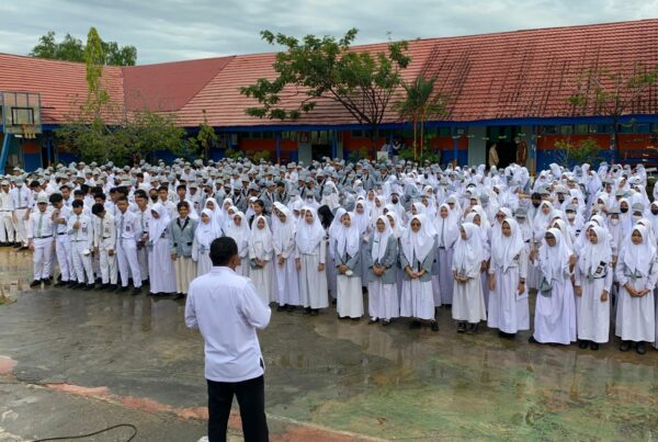 Gema Anti Narkotika Menyanyikan Lagu Mars BNN “Anti Narkoba” di SMAN 11 Banjarmasin.
