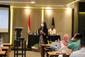 BNN Provinsi Kalimantan Selatan Sematkan Pin Penggiat P4GN pada Peserta Bimtek Penggiat P4GN di Lingkungan Instansi Pemerintah