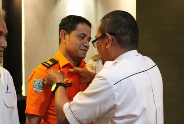 BNN Provinsi Kalimantan Selatan Sematkan Pin Penggiat P4GN pada Peserta Bimtek Penggiat P4GN di Lingkungan Instansi Pemerintah