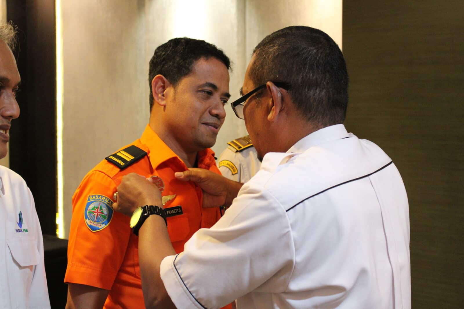 BNN Provinsi Kalimantan Selatan Sematkan Pin Penggiat P4GN pada Peserta Bimtek Penggiat P4GN di Lingkungan Instansi Pemerintah BNN Provinsi Kalimantan Selatan Sematkan Pin Penggiat P4GN pada Peserta Bimtek Penggiat P4GN di Lingkungan Instansi Pemerintah